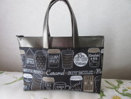 壁, 室内, ベッド, バッグ が含まれている画像
非常に高い精度で生成された説明