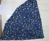 衣類, ネクタイ, ドレス, 室内 が含まれている画像
高い精度で生成された説明