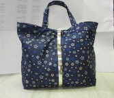 衣類, 室内 が含まれている画像
高い精度で生成された説明