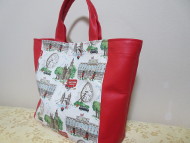 壁, 室内, 赤色, テーブル が含まれている画像
非常に高い精度で生成された説明