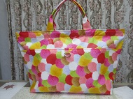 室内, 壁 が含まれている画像
非常に高い精度で生成された説明