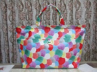 カラフルな, 壁 が含まれている画像
高い精度で生成された説明