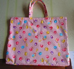 アクセサリ, バッグ, 壁 が含まれている画像
自動的に生成された説明