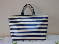 壁, 縞模様の, ベッド, 室内 が含まれている画像
自動的に生成された説明