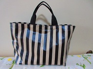 壁, 室内, 縞模様の が含まれている画像
自動的に生成された説明