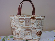 室内, アクセサリ, テーブル, 壁 が含まれている画像
自動的に生成された説明