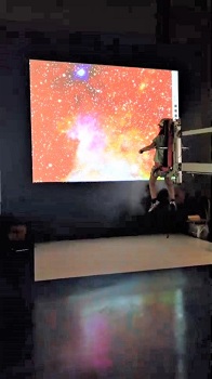 スペースウォーカーでの低重力体験の妹