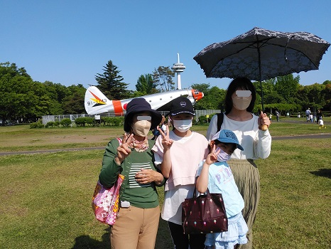 展示飛行機の前のバーバ＆孫たち