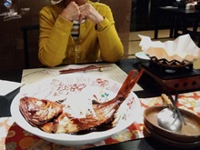 夕食 金目鯛を前に麗子さん