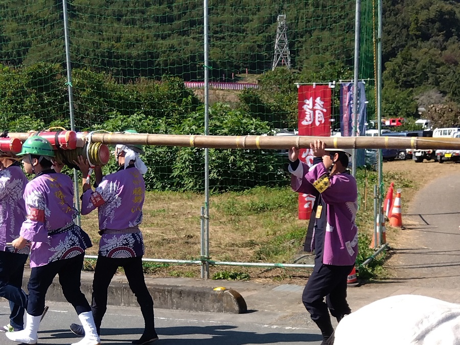 松材をくりぬいた火薬筒を担ぐ