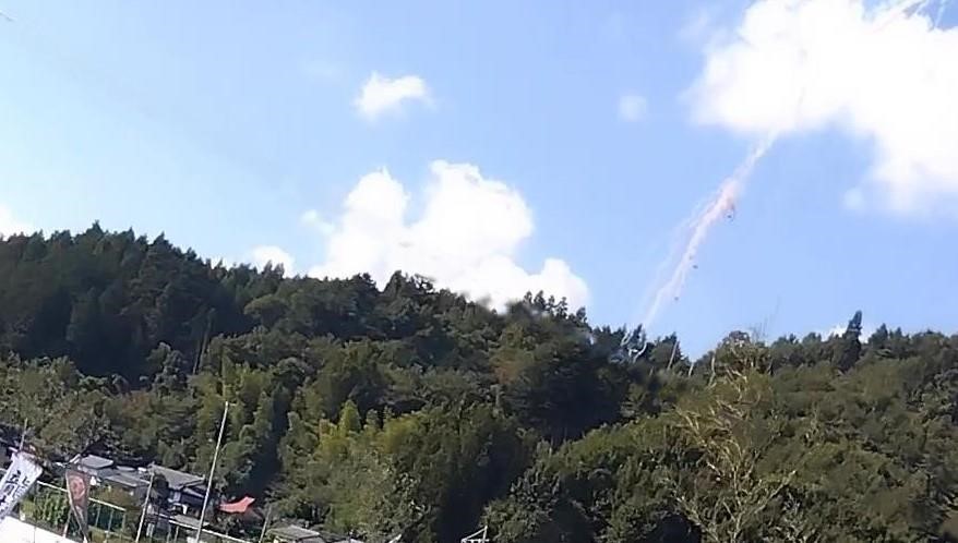 落下傘が3個降下中