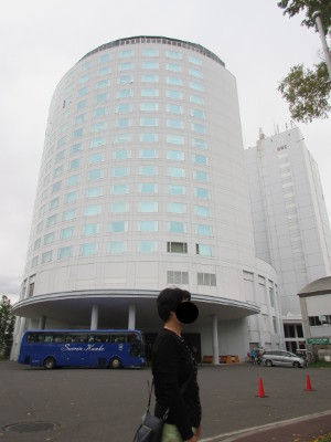 �q���g���j�Z�R�r���b�W�̌��֑O