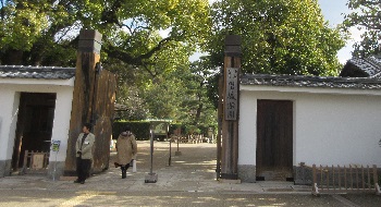 ��y������