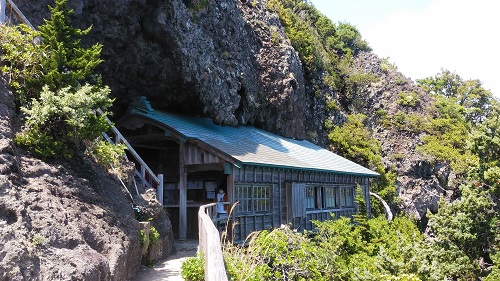 ����̓쑤�Ɉʒu����Ύ��_�Ёi���낤���񂶂�j12:05