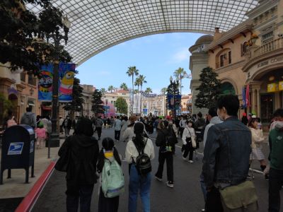 USJ ���މƑ�4�l��w�ォ���